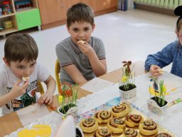 Rok szkolny 2024-2025 - 080 - Przedszkolaki przy wielkanocnym stole